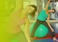 Zwei Frauen auf Ball beim Pilates